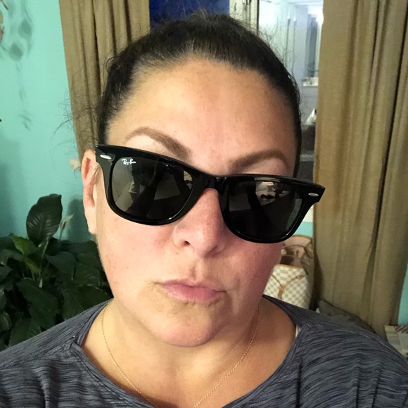 Classic Ray-Ban Wayfarer sunglasses - Picture 2 of 5